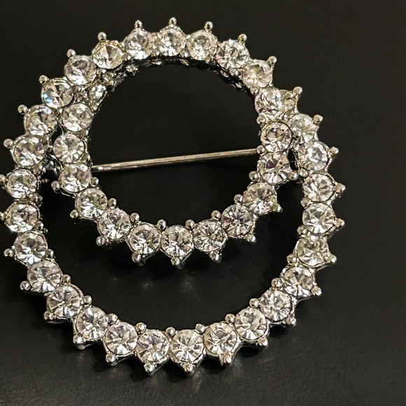 Vintage Clear Crystal Rhinestone Wreath Brooch Pin - Picture 9 of 12